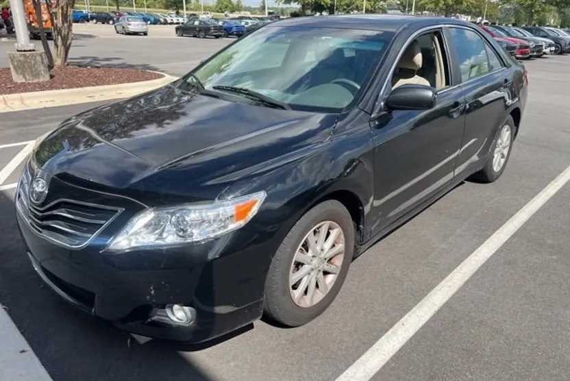 2011 Toyota Camry LE photo 1