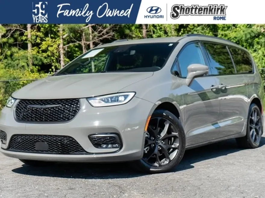 2021 Chrysler Pacifica Touring L photo 1