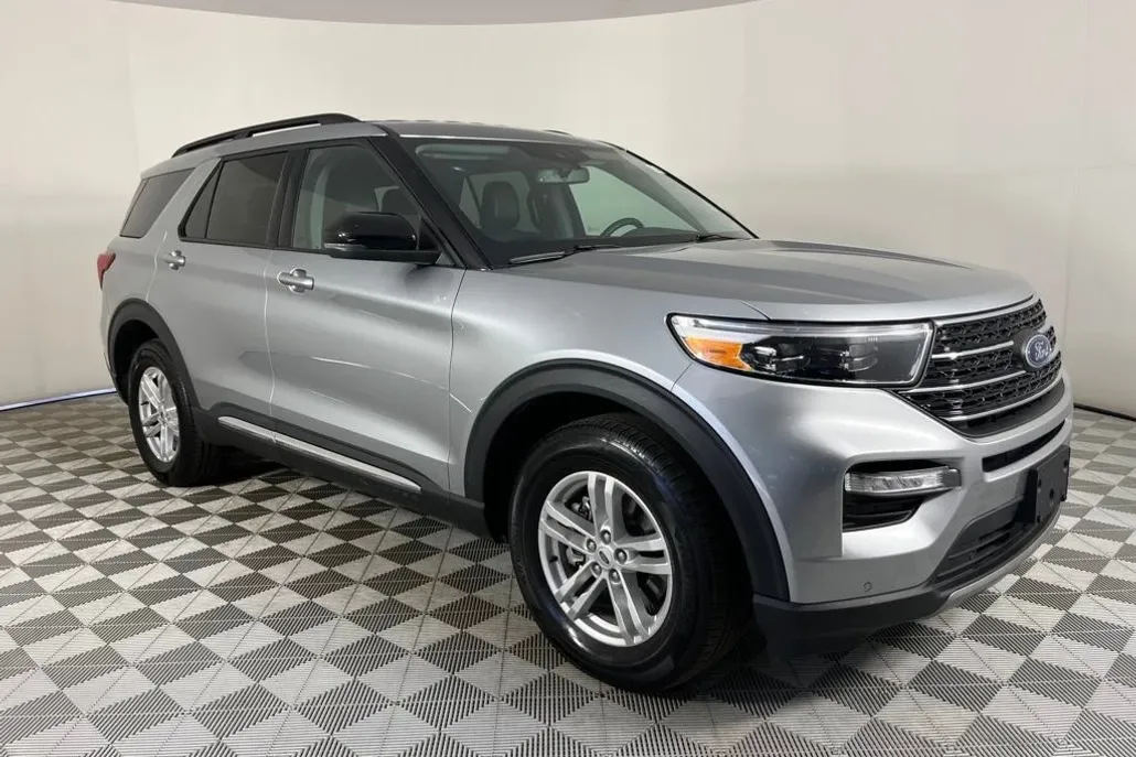 2024 Ford Explorer XLT photo 1