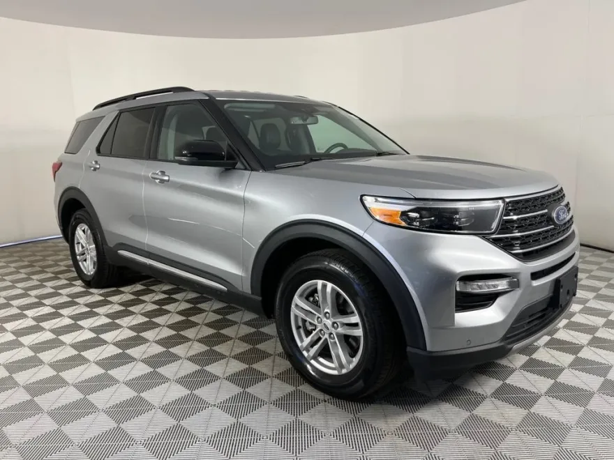 2024 Ford Explorer XLT photo 1