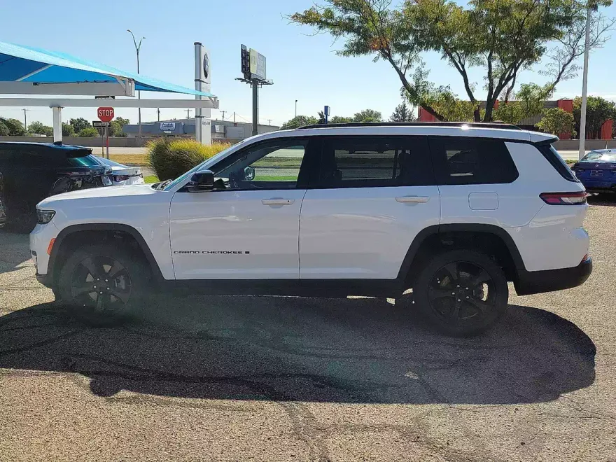 2023 Jeep Grand Cherokee Limited photo 1