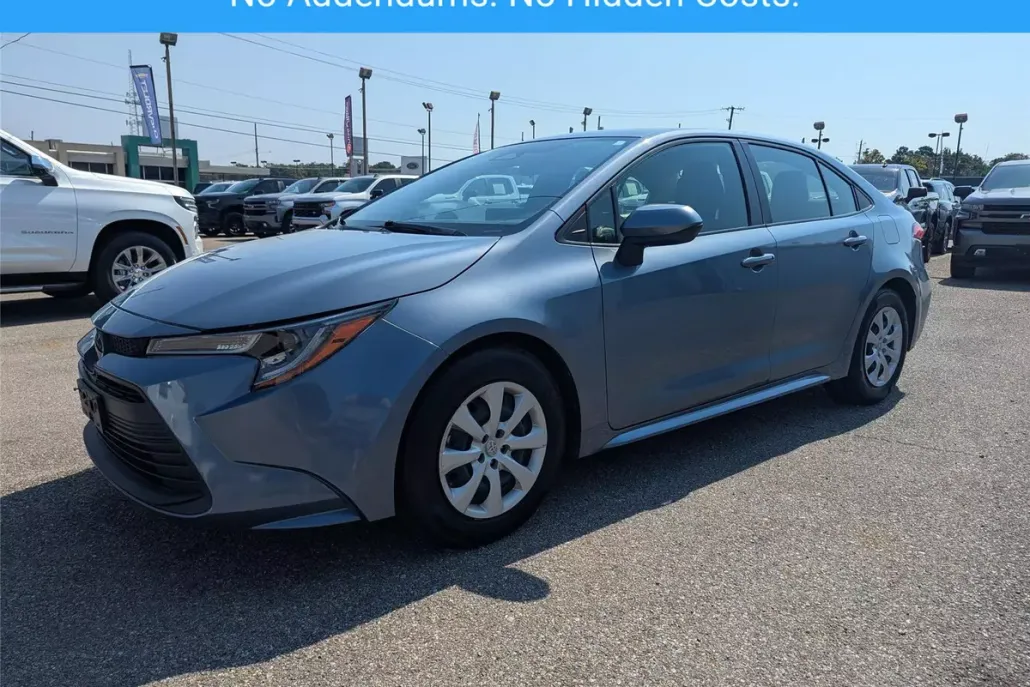 2023 Toyota Corolla LE photo 1