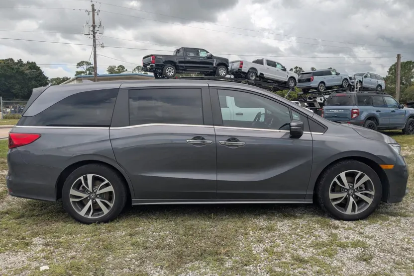 2023 Honda Odyssey Touring photo 1