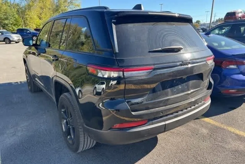 2023 Jeep Grand Cherokee Altitude photo 1