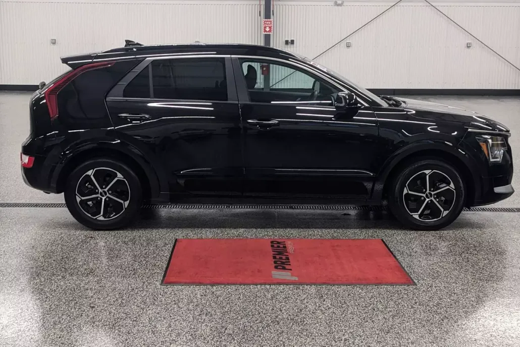 2023 Kia Niro SX photo 1