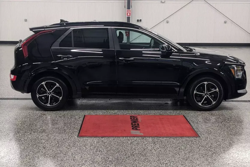2023 Kia Niro SX photo 1