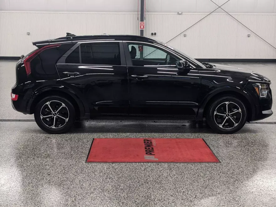 2023 Kia Niro SX photo 1