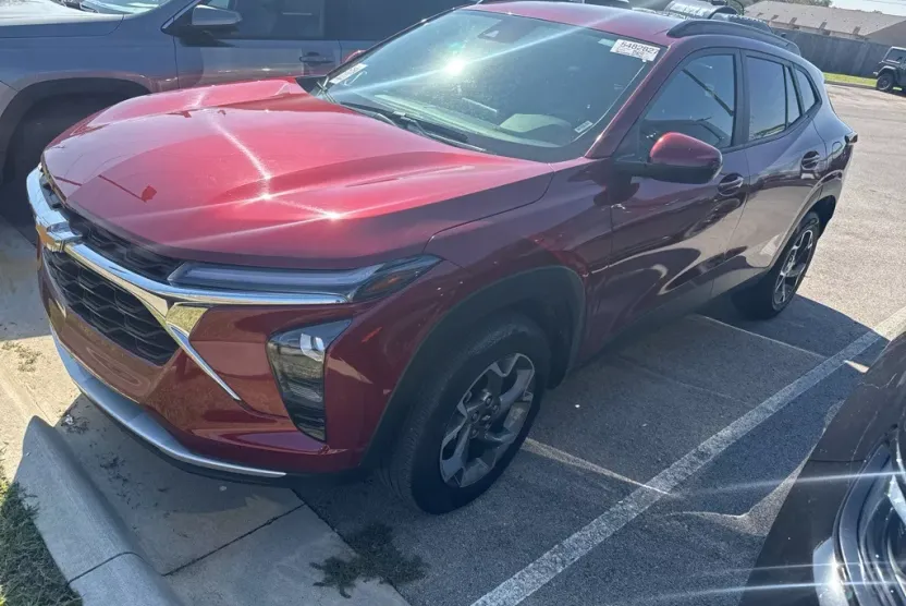 2024 Chevrolet Trax LT photo 1