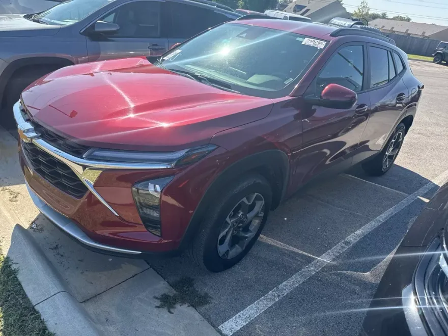2024 Chevrolet Trax LT photo 1
