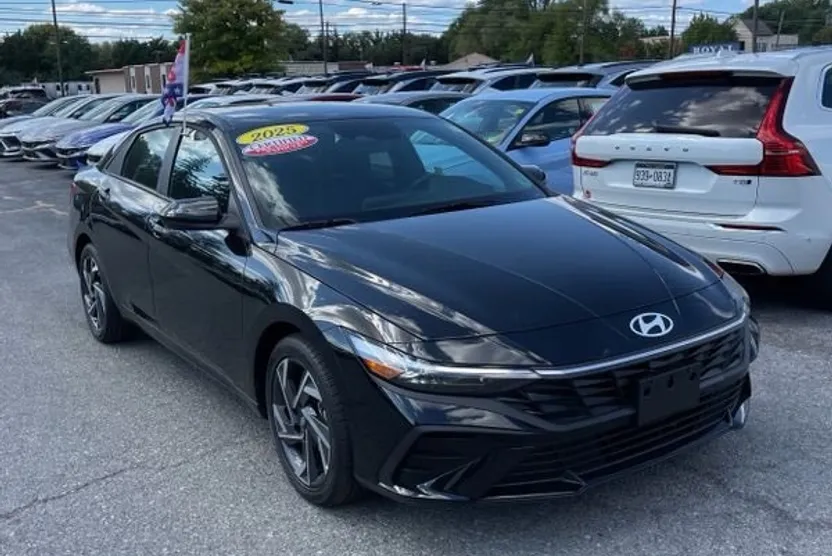 2025 Hyundai Elantra SEL Sport photo 1