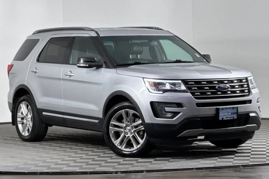 2017 Ford Explorer XLT photo 1
