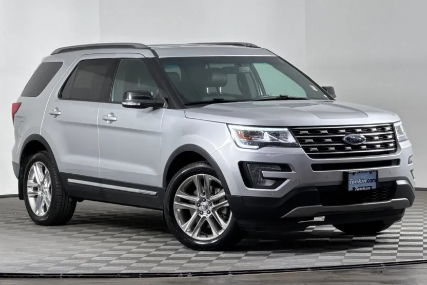 2017 Ford Explorer XLT photo 1