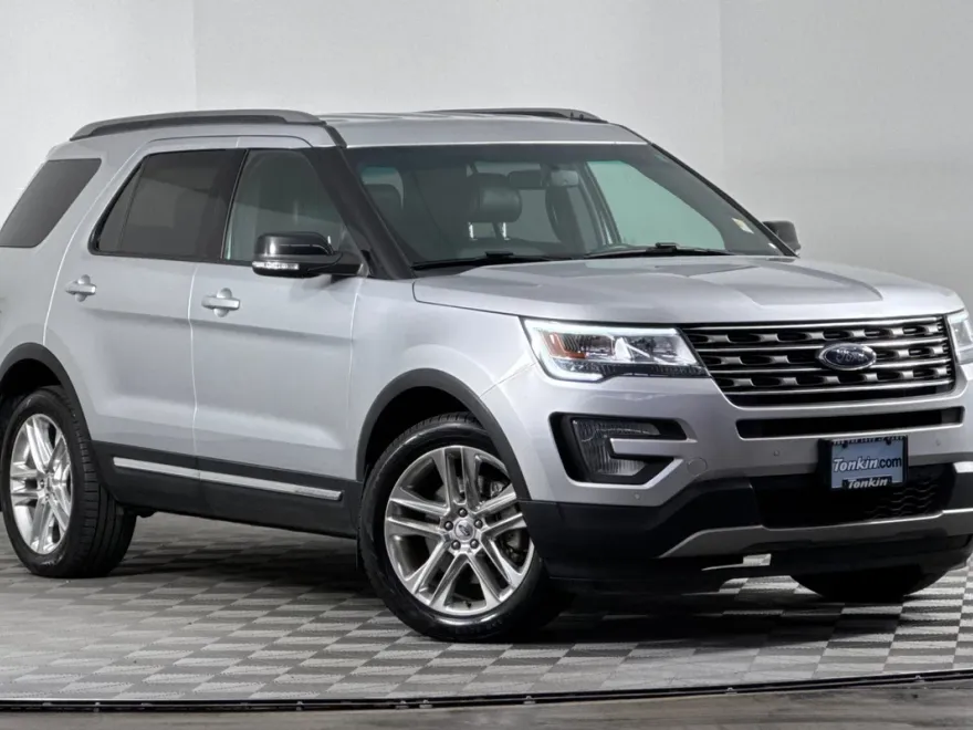 2017 Ford Explorer XLT photo 1