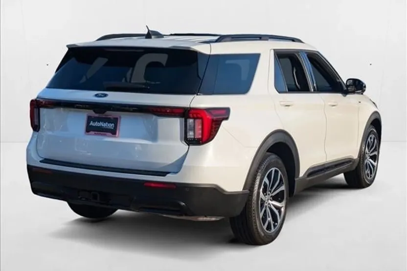 2025 Ford Explorer ST-Line photo 1