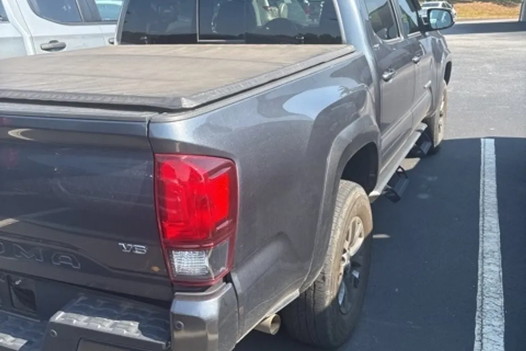 2023 Toyota Tacoma V6 photo 1