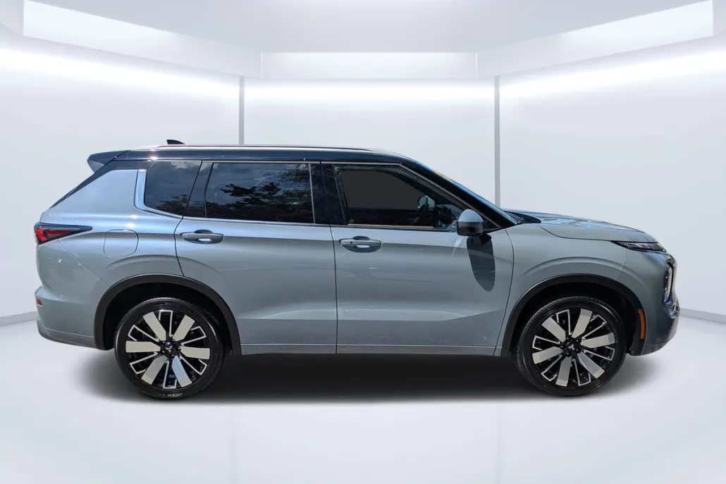 2025 Mitsubishi Outlander SEL photo 1