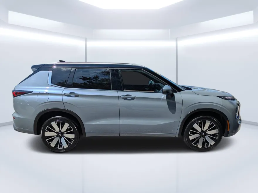 2025 Mitsubishi Outlander SEL photo 1