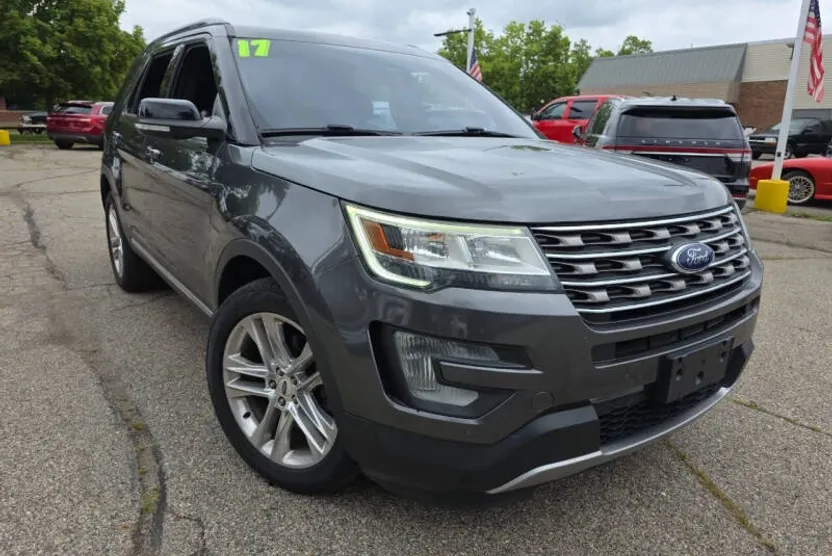 2017 Ford Explorer XLT photo 1