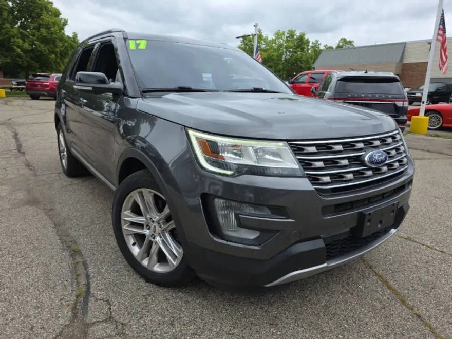2017 Ford Explorer XLT photo 1