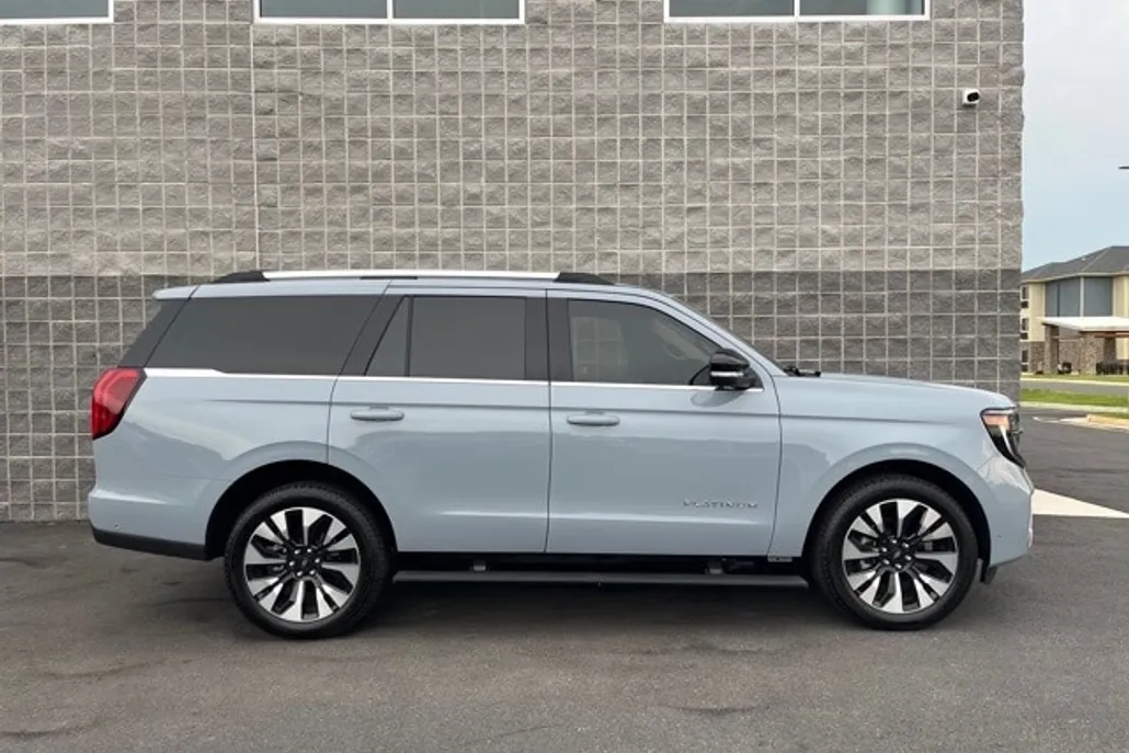 2025 Ford Expedition Platinum photo 1