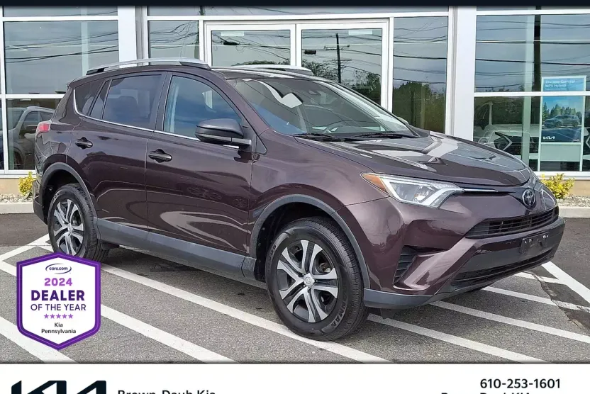2018 Toyota RAV4 LE photo 1