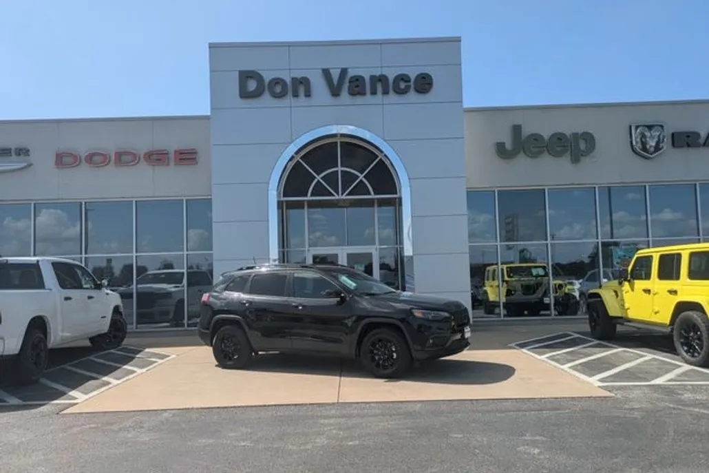 2023 Jeep Cherokee Altitude photo 1