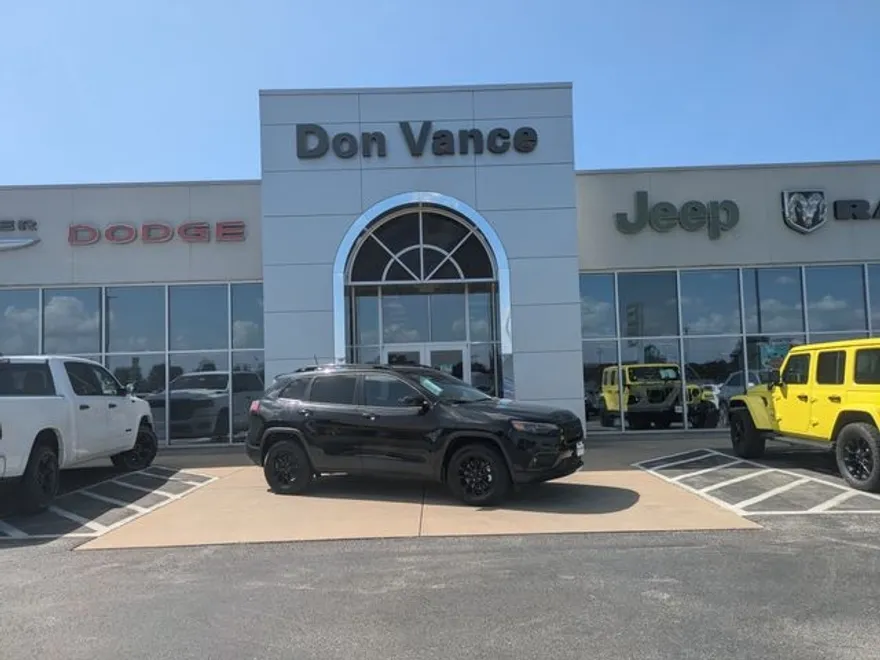 2023 Jeep Cherokee Altitude photo 1