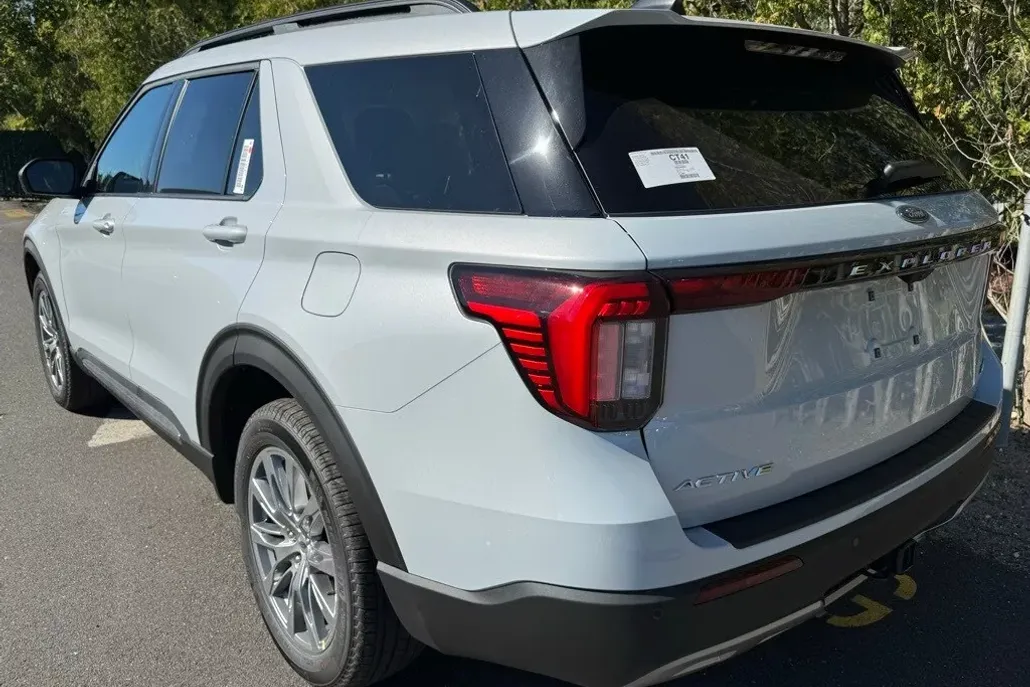 2025 Ford Explorer photo 1