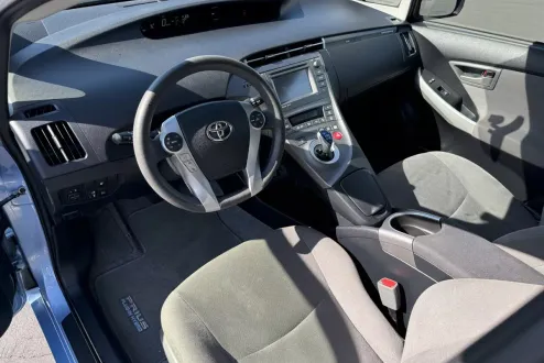 2015 Toyota Prius Plug-in Hybrid Advanced photo 2
