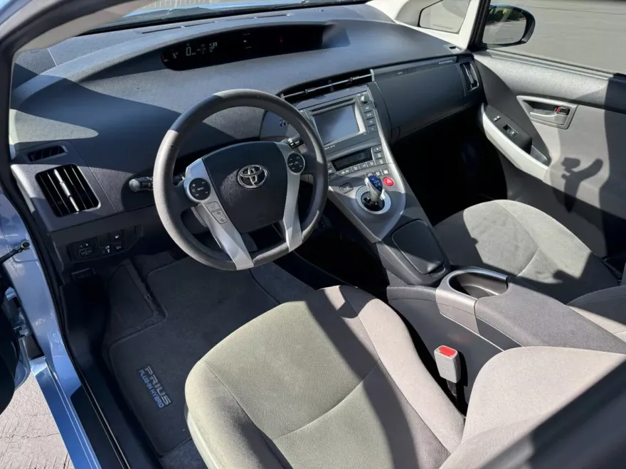 2015 Toyota Prius Plug-in Hybrid Advanced photo 2