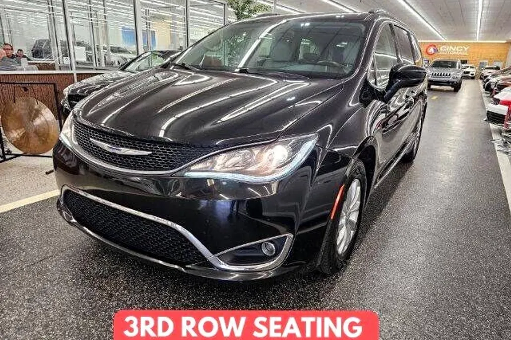 2018 Chrysler Pacifica Touring L photo 1