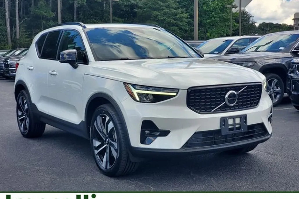 2023 Volvo XC40 Plus photo 1