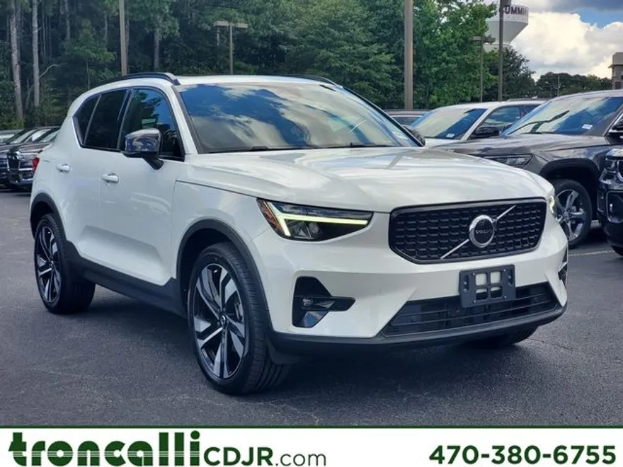 2023 Volvo XC40 Plus photo 1