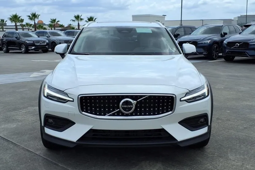 2025 Volvo V60 Cross Country B5 Plus photo 1