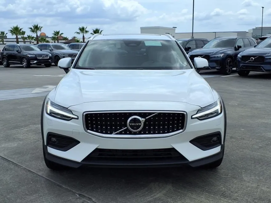 2025 Volvo V60 Cross Country B5 Plus photo 1