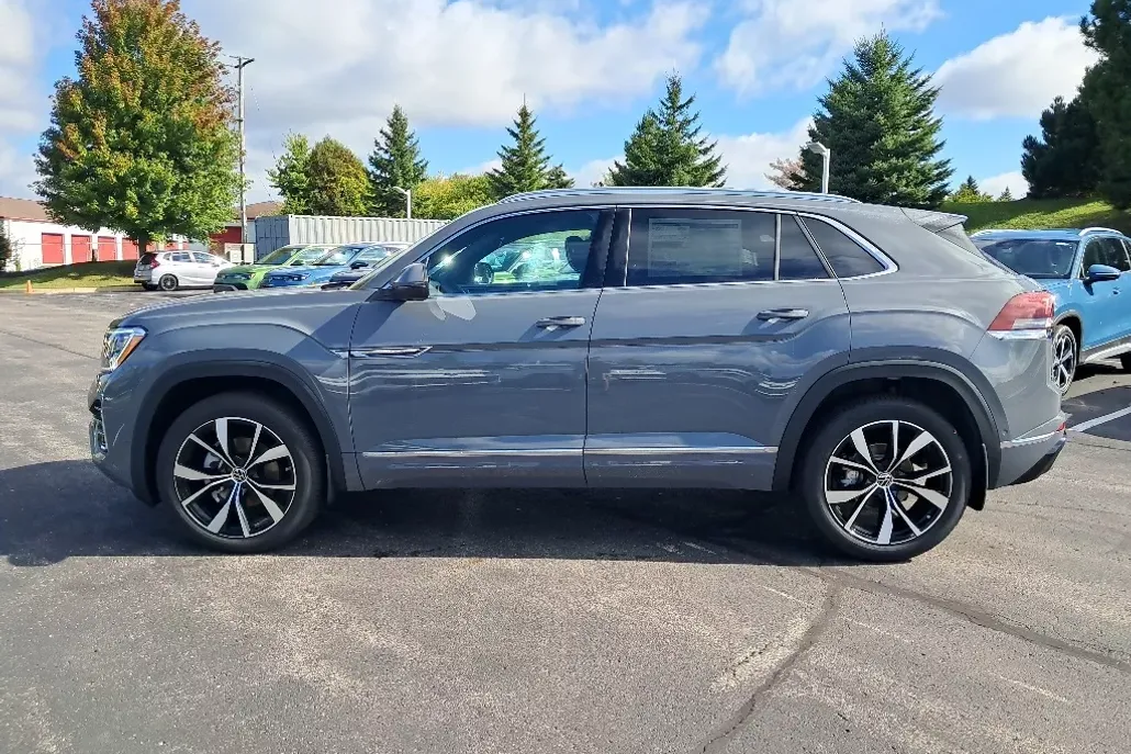 2026 Volkswagen Atlas Cross Sport SEL Premium R-Line photo 1