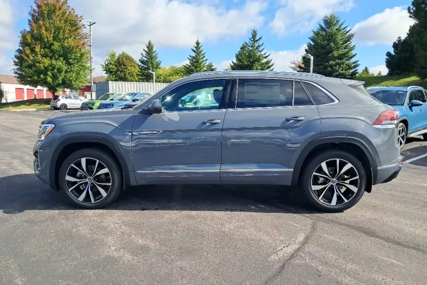 2026 Volkswagen Atlas Cross Sport SEL Premium R-Line photo 1