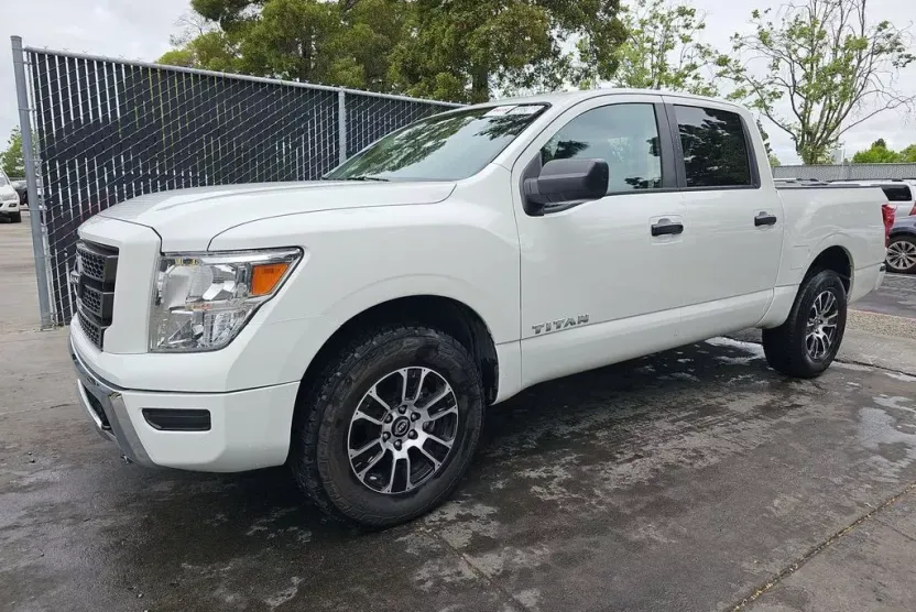 2023 Nissan Titan SV photo 1