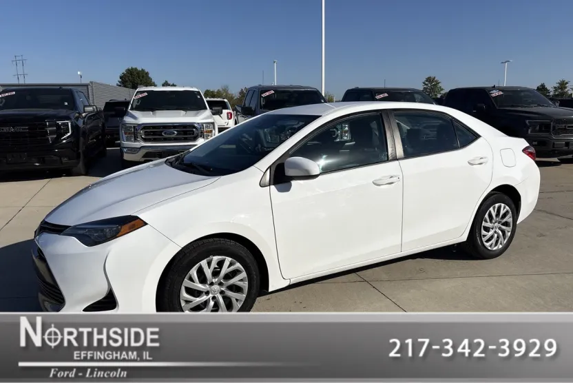 2019 Toyota Corolla LE photo 1