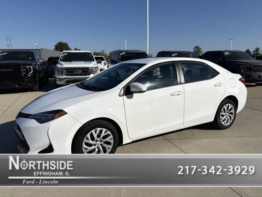 2019 Toyota Corolla LE photo 1