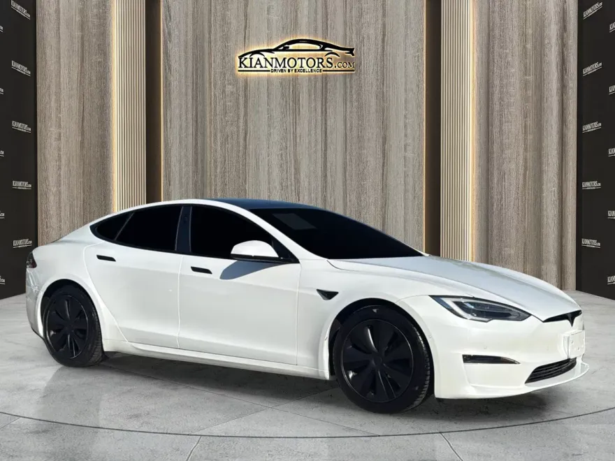 2022 Tesla Model S photo 1