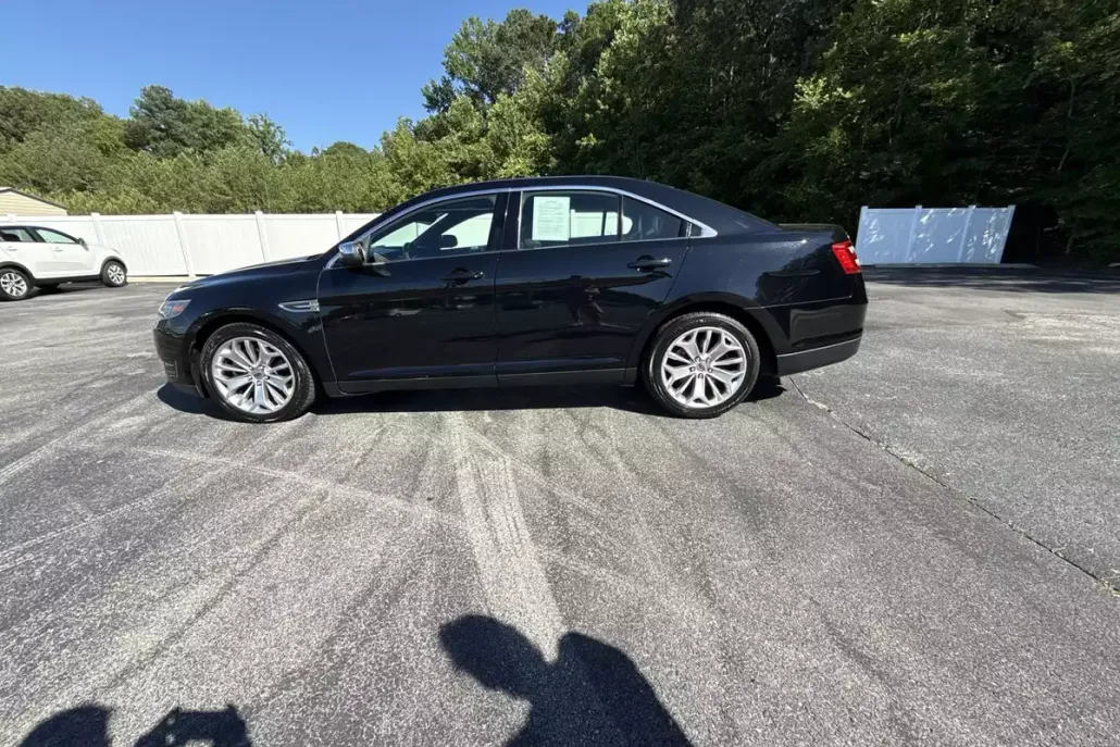 2017 Ford Taurus Limited photo 1
