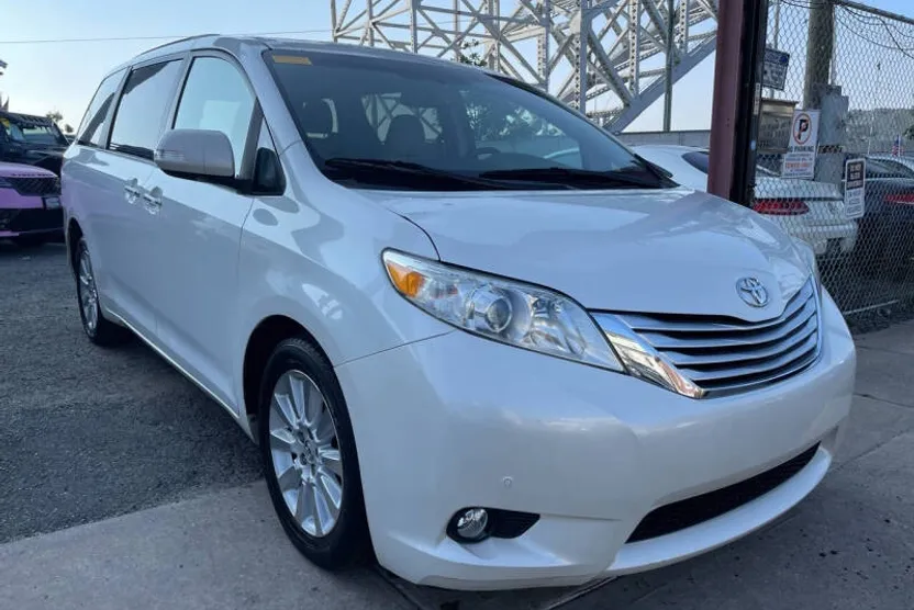 2013 Toyota Sienna Limited photo 1
