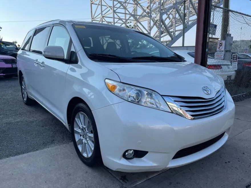 2013 Toyota Sienna Limited photo 1