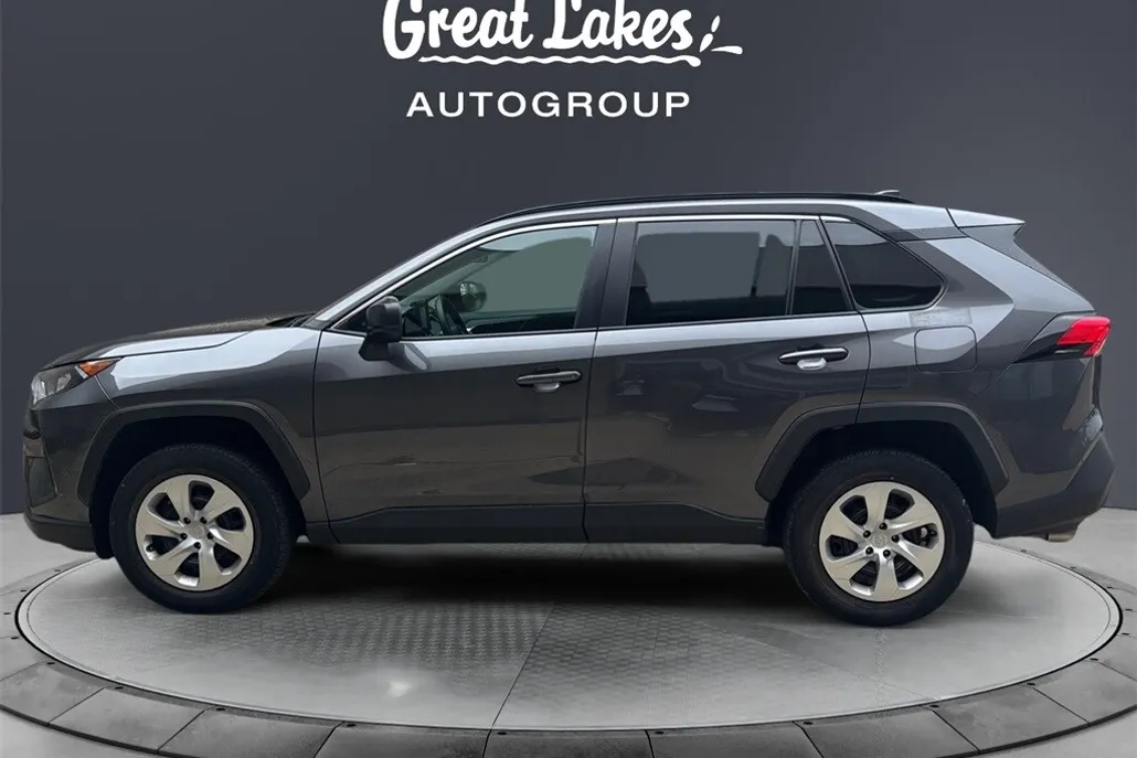2021 Toyota RAV4 LE photo 1
