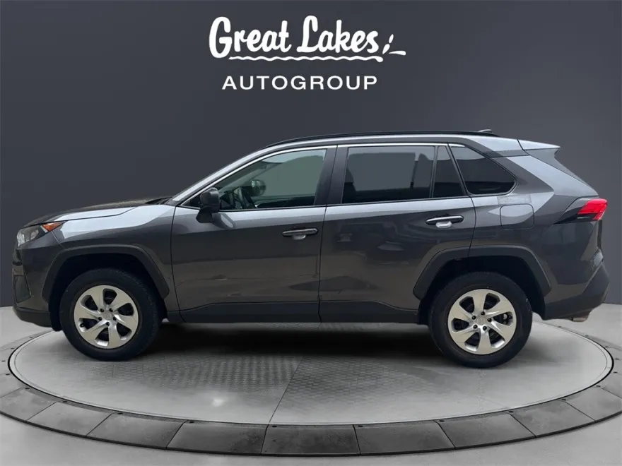 2021 Toyota RAV4 LE photo 1