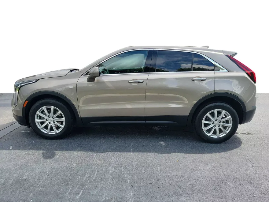 2023 Cadillac XT4 Luxury photo 1