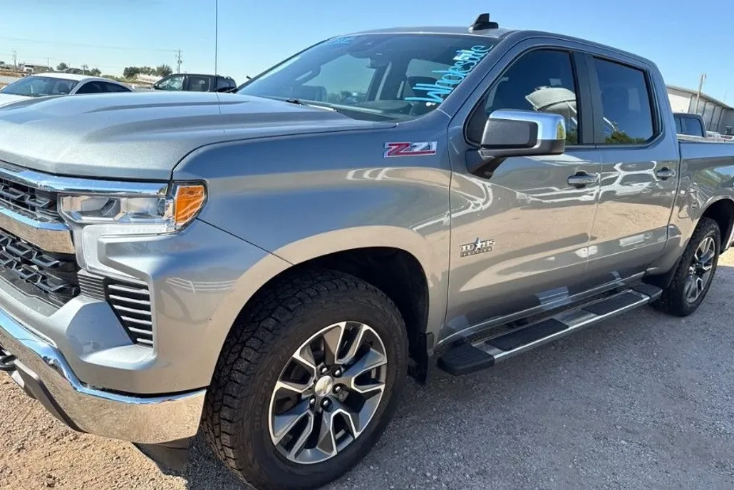 2024 Chevrolet Silverado 1500 LT photo 1