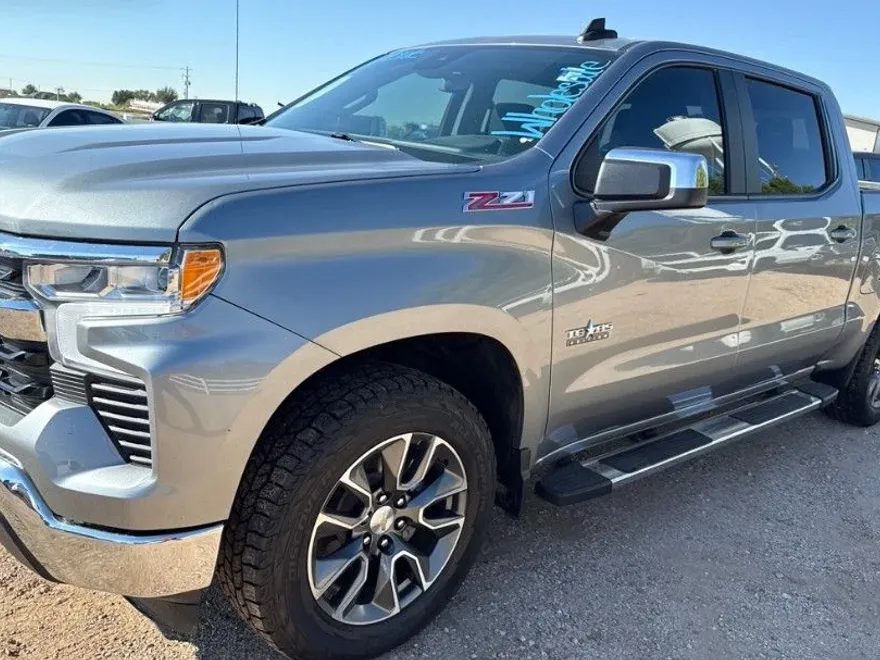 2024 Chevrolet Silverado 1500 LT photo 1