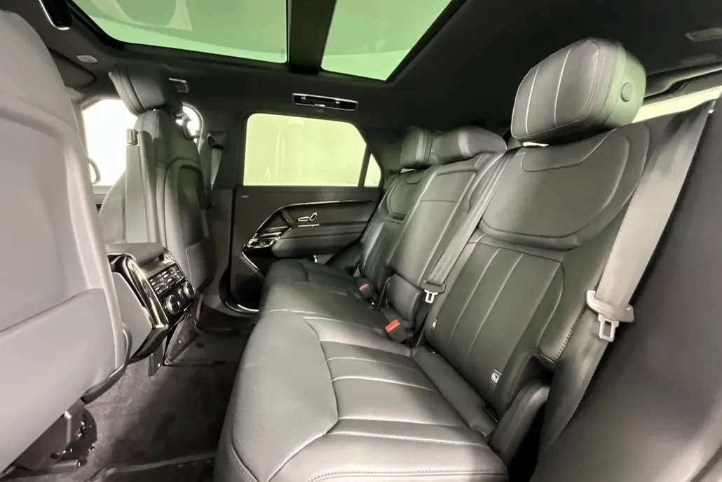 2025 Land Rover Range Rover Sport SE photo 1
